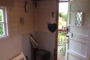 1bed Cabin Sleeps 2- Parking,fireplace,garden,pets