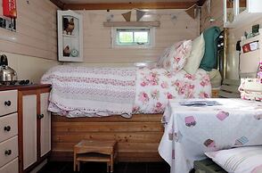 1bed Cabin Sleeps 2- Parking,fireplace,garden,pets
