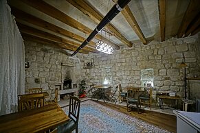 Naraca Cave House
