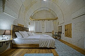 Naraca Cave House