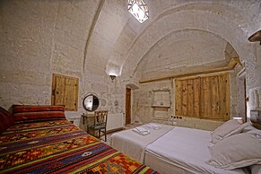 Naraca Cave House