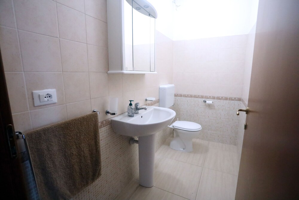 House - Sleeps 4 - Private Patio - Parking