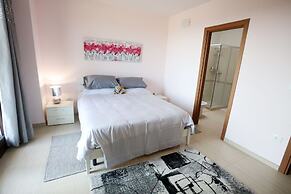 House - Sleeps 4 - Private Patio - Parking