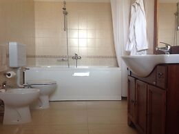 House - Sleeps 4 - Private Patio - Parking