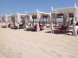 House - Sleeps 4 - Private Patio - Parking