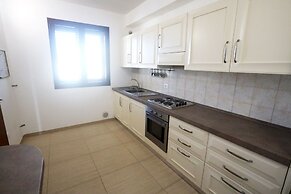House - Sleeps 4 - Private Patio - Parking