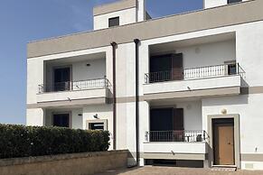 House - Sleeps 4 - Private Patio - Parking