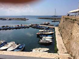 House - Sleeps 4 - Private Patio - Parking