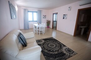 House - Sleeps 4 - Private Patio - Parking