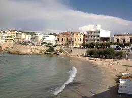 House - Sleeps 4 - Private Patio - Parking