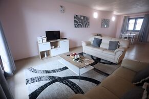 House - Sleeps 4 - Private Patio - Parking