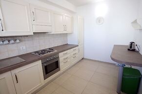 House - Sleeps 4 - Private Patio - Parking