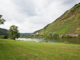 Ernst Lakeside Escape
