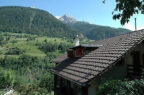 Charming Chalet Near Trails