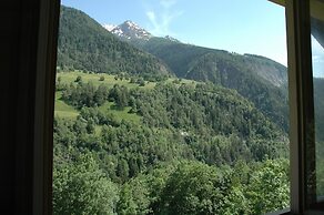 Charming Chalet Near Trails