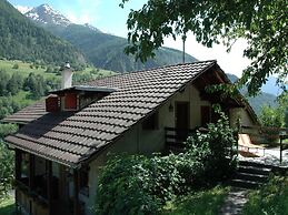 Charming Chalet Near Trails