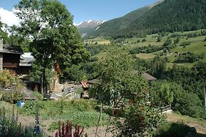 Charming Chalet Near Trails