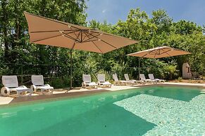 Spacious Farmhouse With Pool