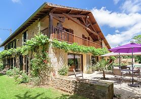 Spacious Farmhouse With Pool
