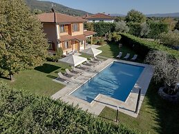 Villa in Tuscany With Private Pool & Views