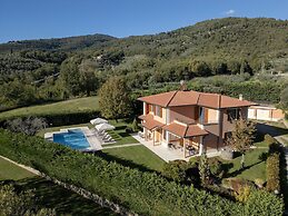 Villa in Tuscany With Private Pool & Views