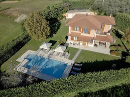 Villa in Tuscany With Private Pool & Views