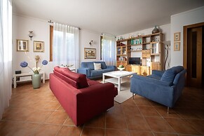 Villa in Tuscany With Private Pool & Views
