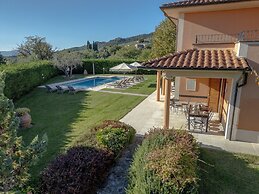 Villa in Tuscany With Private Pool & Views