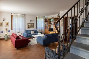 Villa in Tuscany With Private Pool & Views