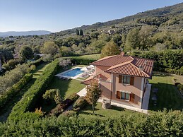 Villa in Tuscany With Private Pool & Views