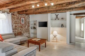 Beautiful Holiday Home With Pool in Teillots