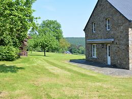 Spacious Villa Near Lesse