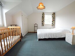 Spacious Villa Near Lesse