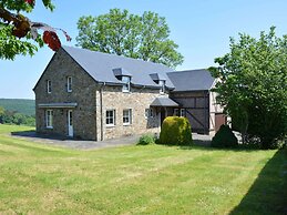 Spacious Villa Near Lesse