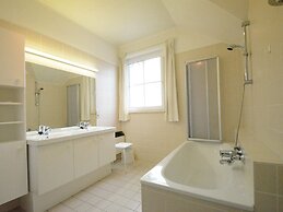 Spacious Villa Near Lesse