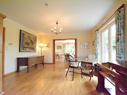Spacious Villa Near Lesse