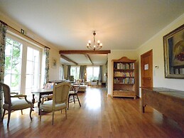 Spacious Villa Near Lesse