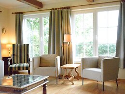 Spacious Villa Near Lesse