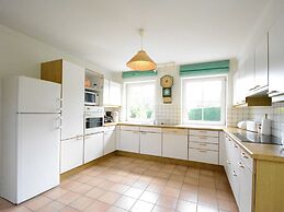 Spacious Villa Near Lesse