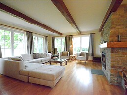 Spacious Villa Near Lesse