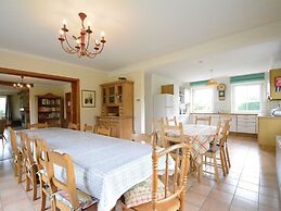 Spacious Villa Near Lesse