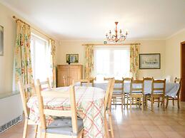 Spacious Villa Near Lesse