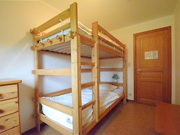 Spacious Villa Near Lesse