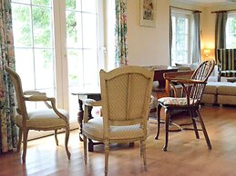 Spacious Villa Near Lesse