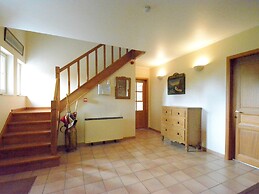 Spacious Villa Near Lesse