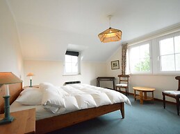 Spacious Villa Near Lesse