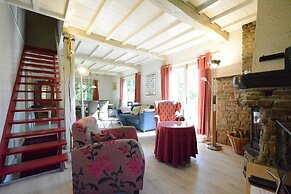 Luxury Pet Friendly Chalet in Bièvre near Forest