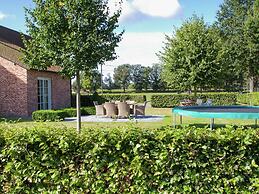 Peer Villa With Garden