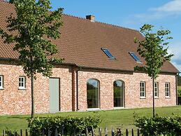 Peer Villa With Garden