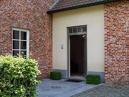 Peer Villa With Garden